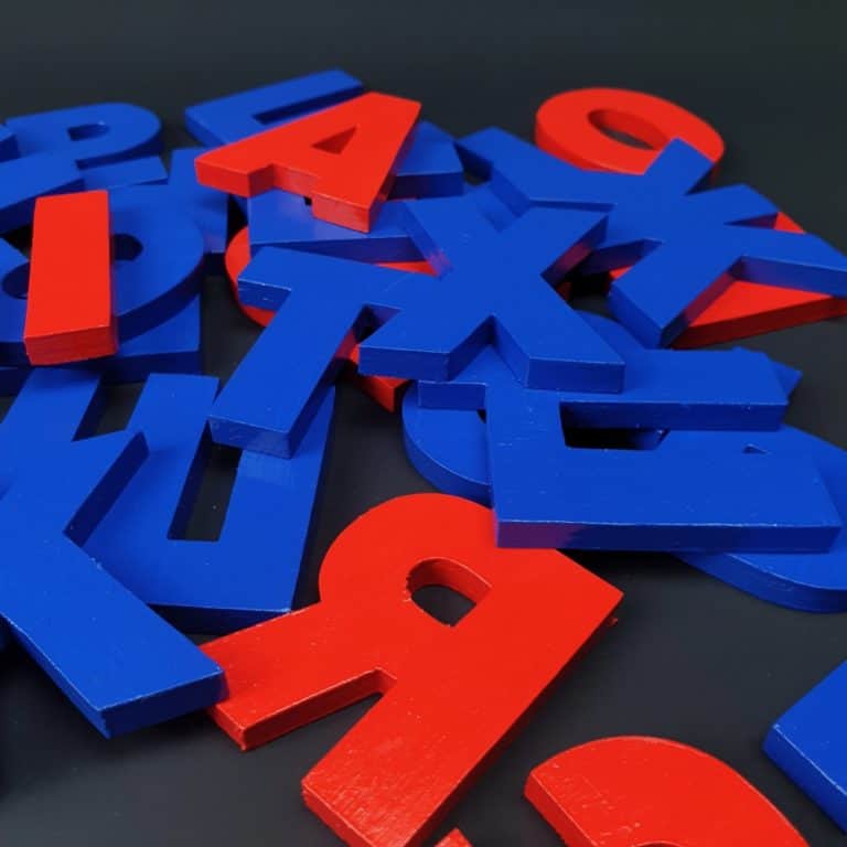 Alphabet russe, grandes lettres en bois