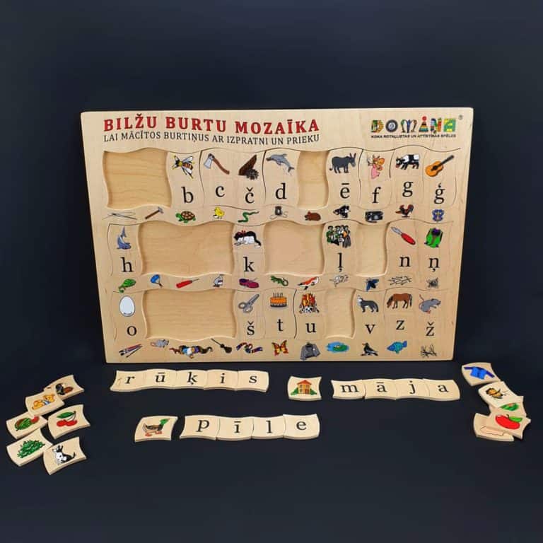 Mosaïque de lettres illustrées en bois avec de petites lettres (alphabet letton)