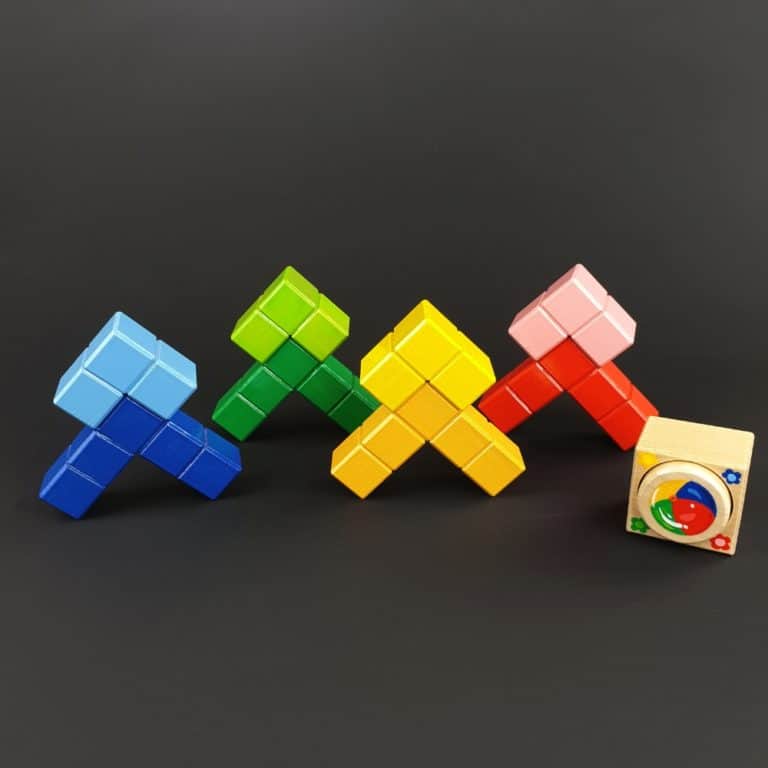 Les premiers petits cubes en bois du bébé - coins